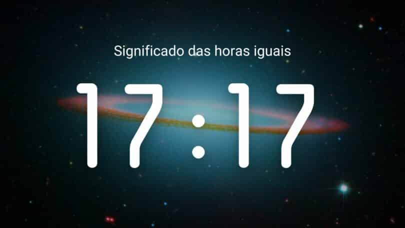 Horas iguais 17:17 em um fundo de galáxia.