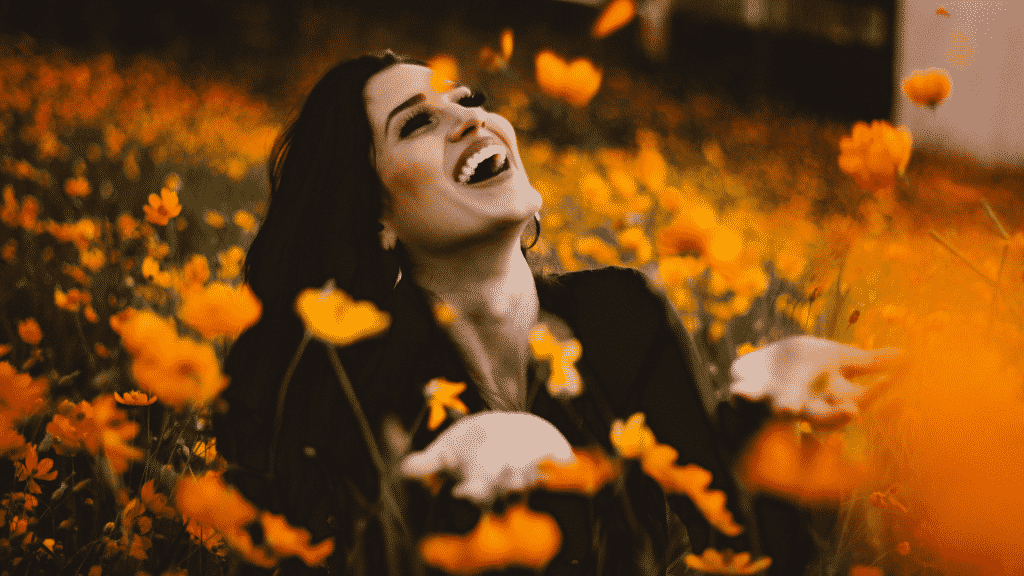 Mulher feliz no campo de flores