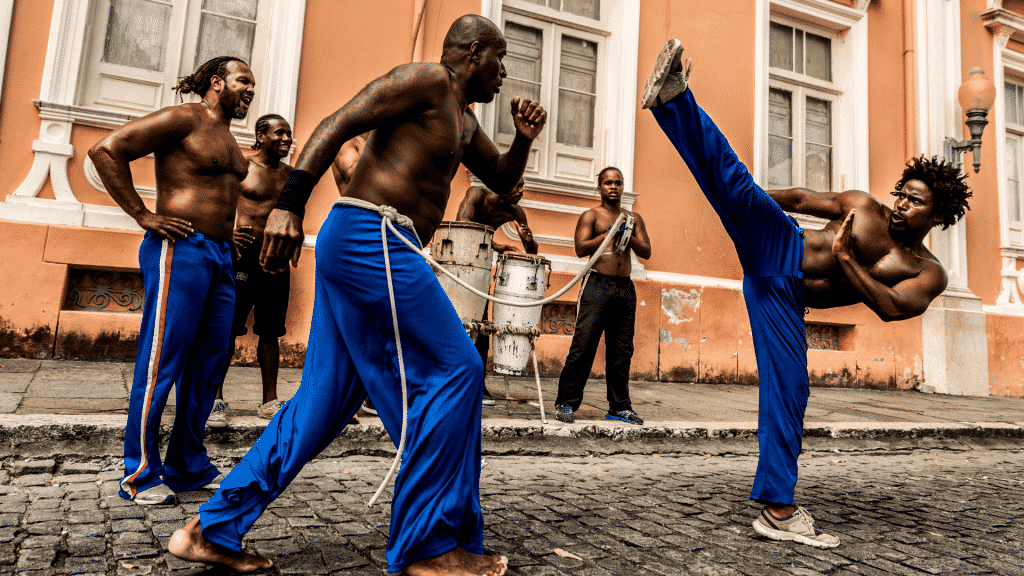 Homens  praticando capoeira