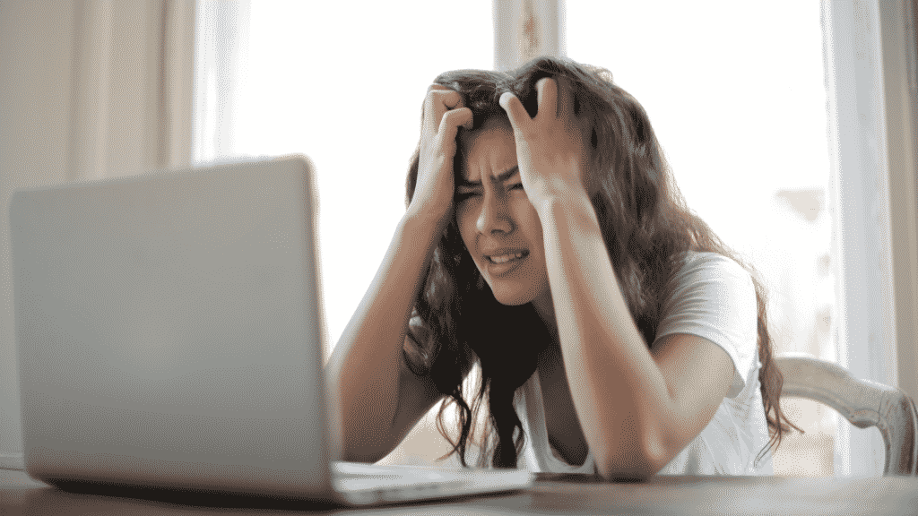Mulher estressada na frente do computador