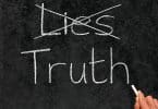Quadro negro com as palavras "lies" e "truth".