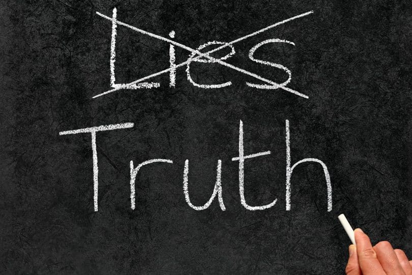Quadro negro com as palavras "lies" e "truth".