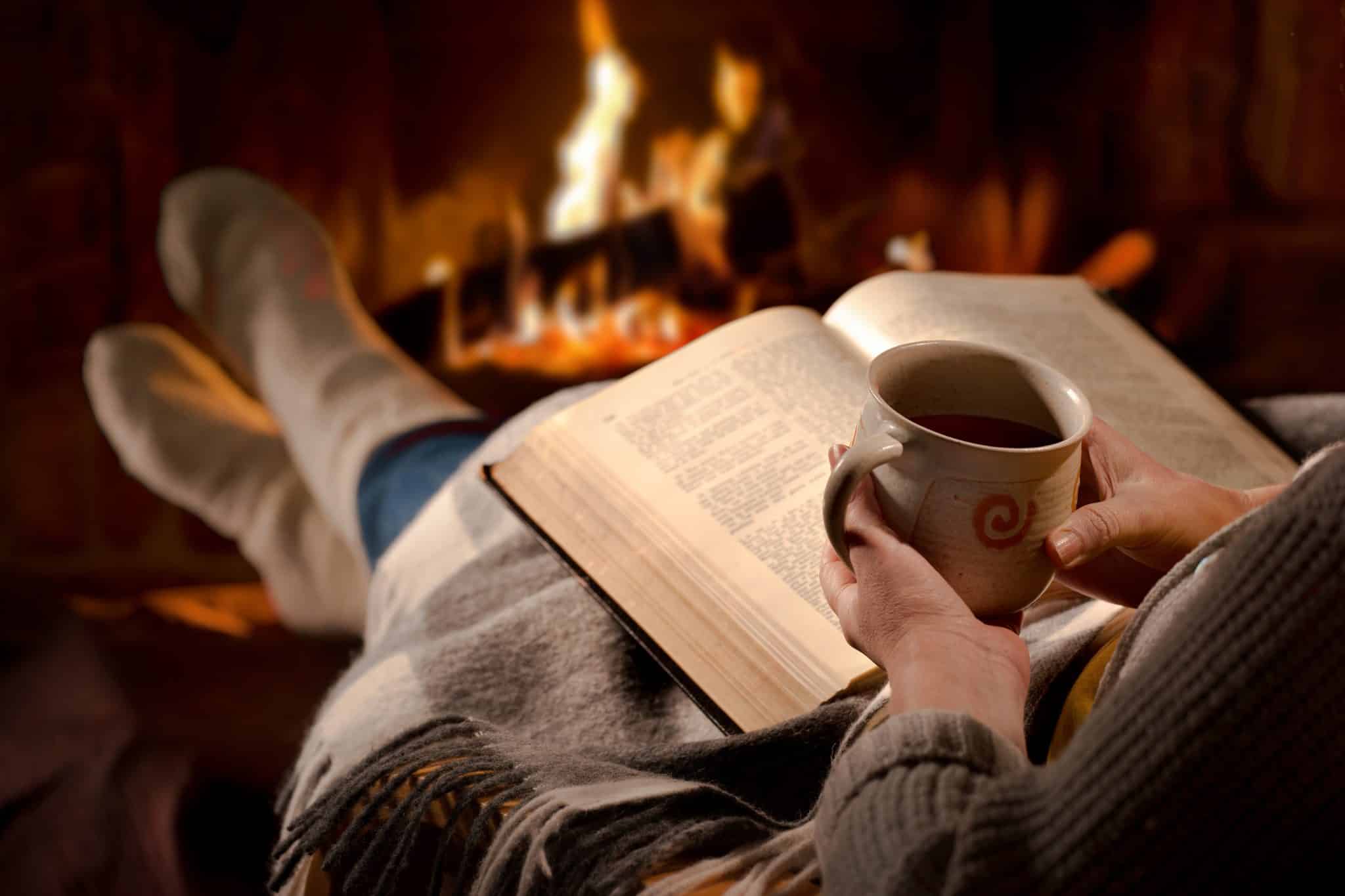Настроение читать книгу. Уютный плед камин. Уютного вечера. Кофе плед камин. Уютный плед и кофе.