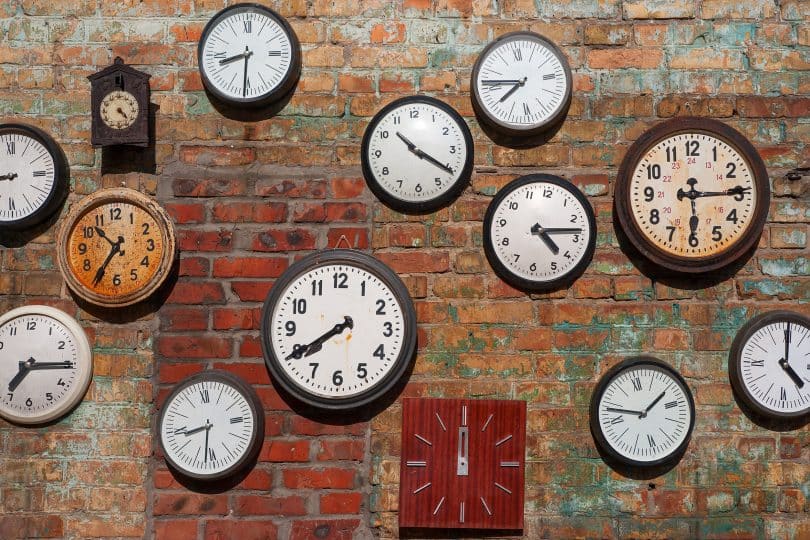 Vários relógios pendurados em uma parede