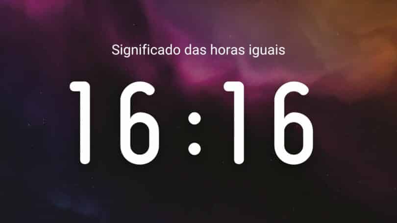 Horas iguais 16:16 em um fundo de galáxia roxa.