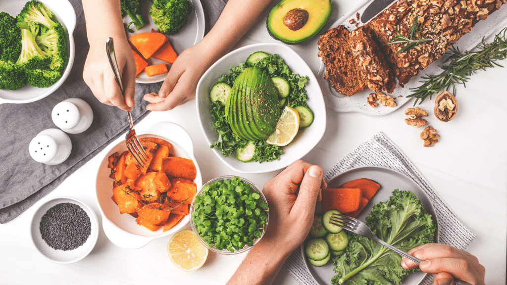 Imagem de uma mesa com diversos alimentos saudáveis