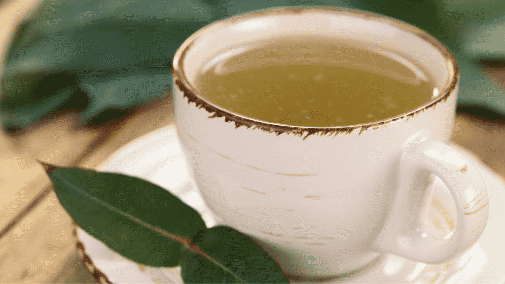 Imagem de uma xícara com chá de eucalipto