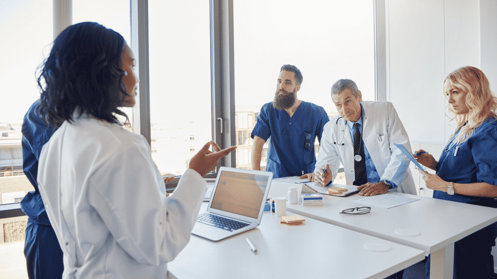 Equipe médica conversando em uma sala