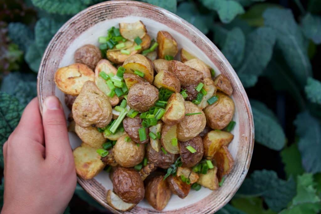 Batatas cortadas e assadas.