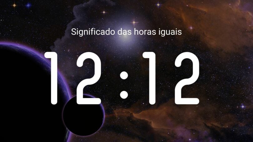 Horas iguais 12:12 em um fundo de galáxia com planetas.