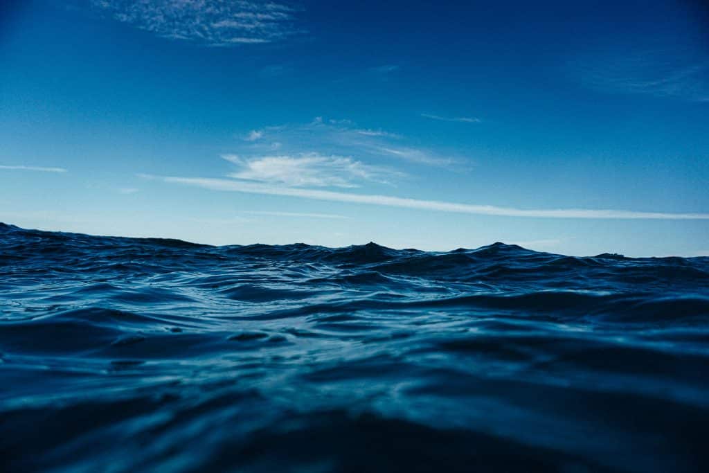 Imagem do mar e céu azuis