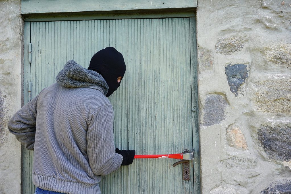 Homem tentando invadir uma casa