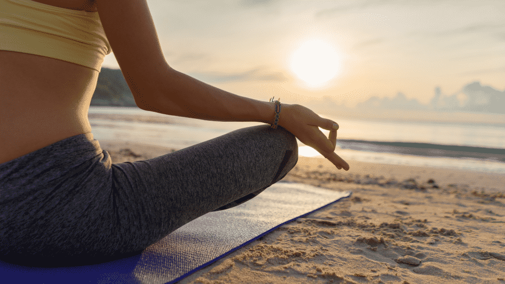 Mulher meditando na praia