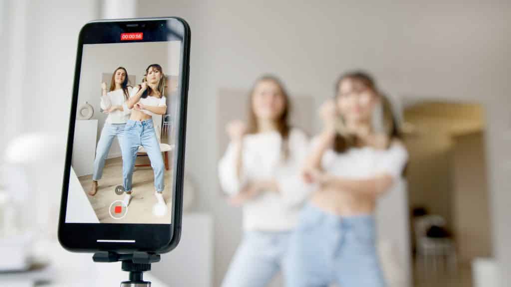 Duas mulheres dançando em frente ao celular