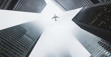 Vista de um avião entre os prédios