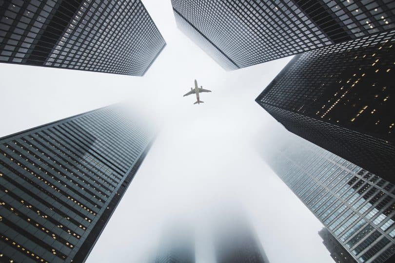 Vista de um avião entre os prédios