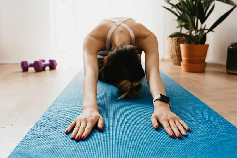 Mulher praticando exercício físico em casa