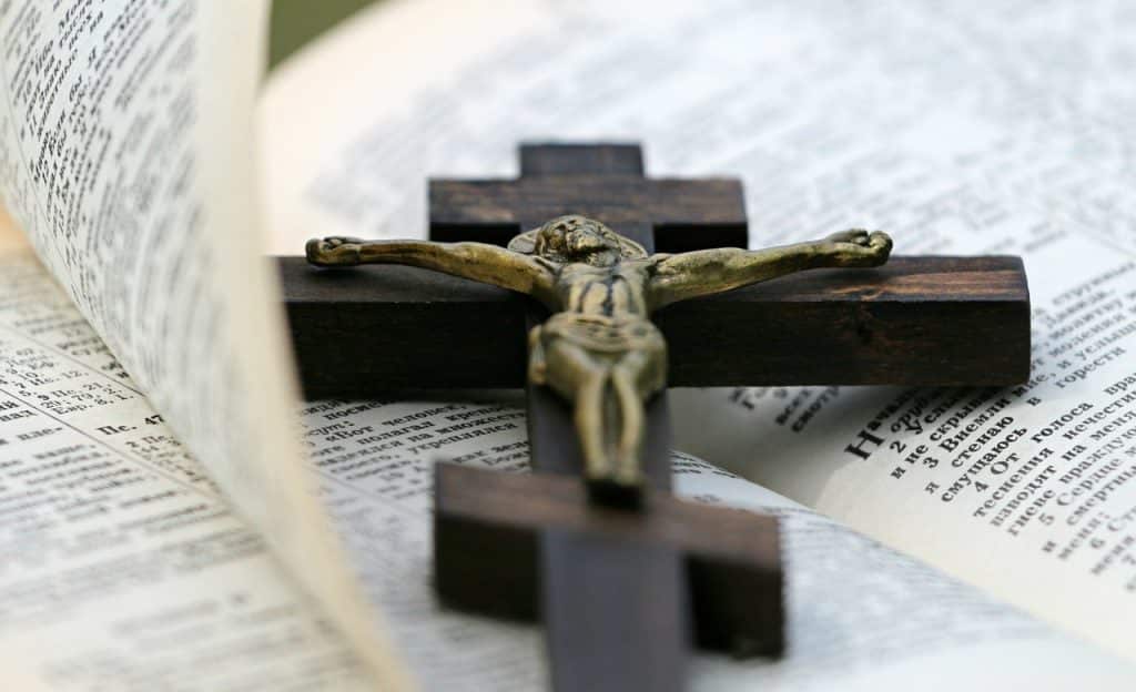 Crucifixo sobre bíblia
