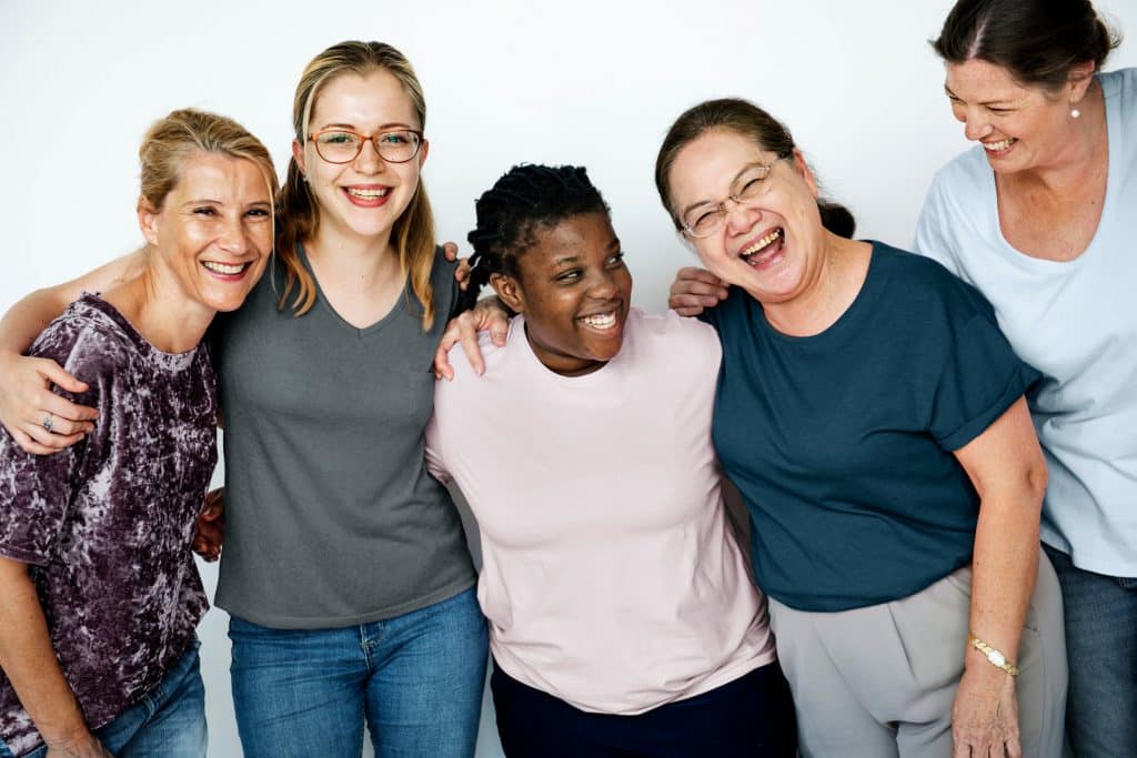 Grupo de mulheres sorrindo