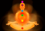 Silhueta de uma pessoa meditando com os sete chakras marcados no corpo, em evidência