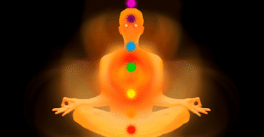 Silhueta de uma pessoa meditando com os sete chakras marcados no corpo, em evidência