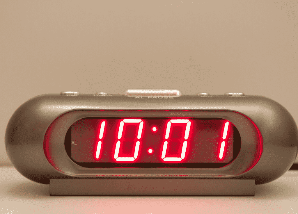 Relógio digital com o horário 10:01.