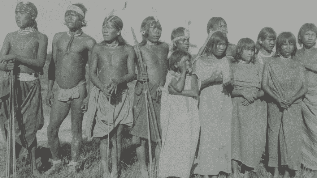Fotografia em preto e branco de uma aldeia indígena