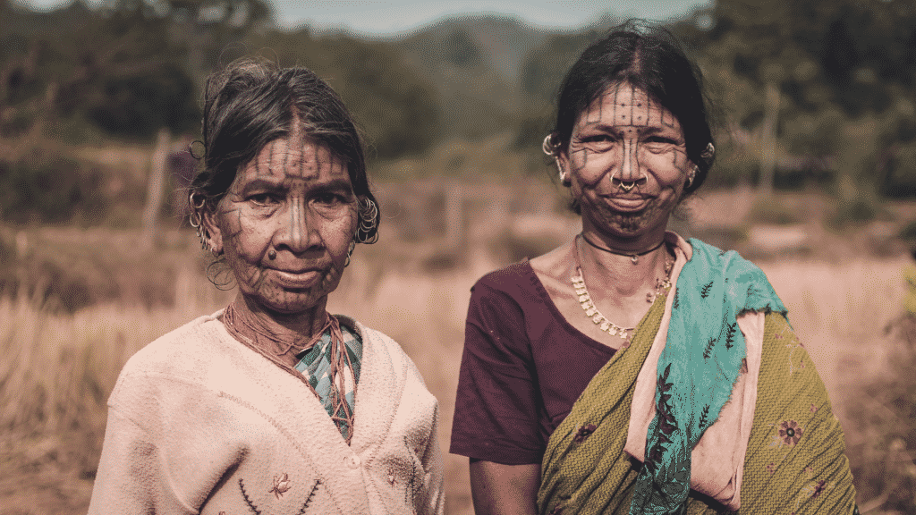 Duas mulheres indígenas sorrindo para a câmera