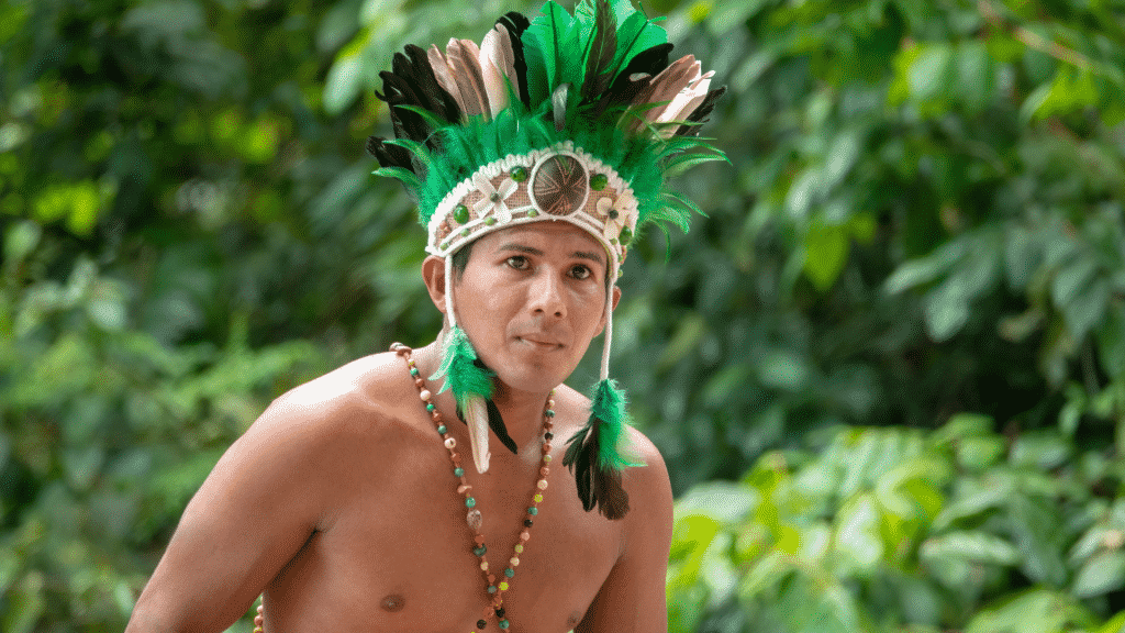 Homem indígena usando vestes indígenas