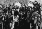 Fotografia em preto e branco de povos indígenas