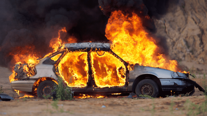 Carro pegando fogo