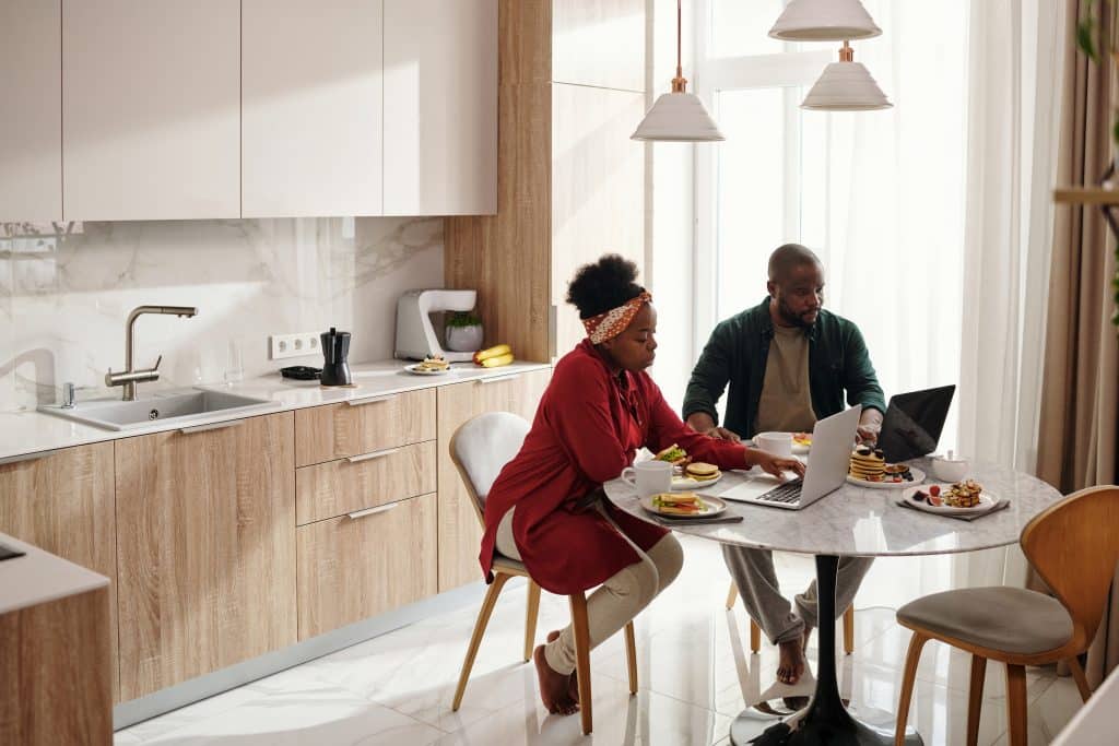 Um casa tomando café da manhã juntos.