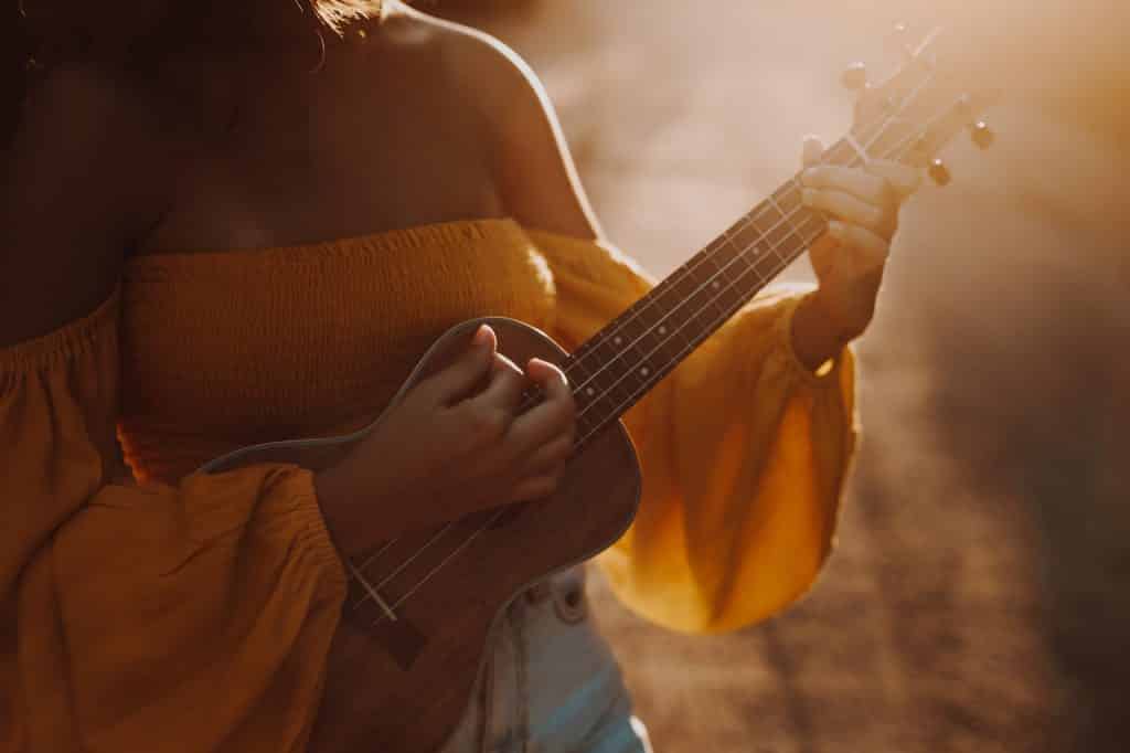 Mulher tocando cavaquinho.