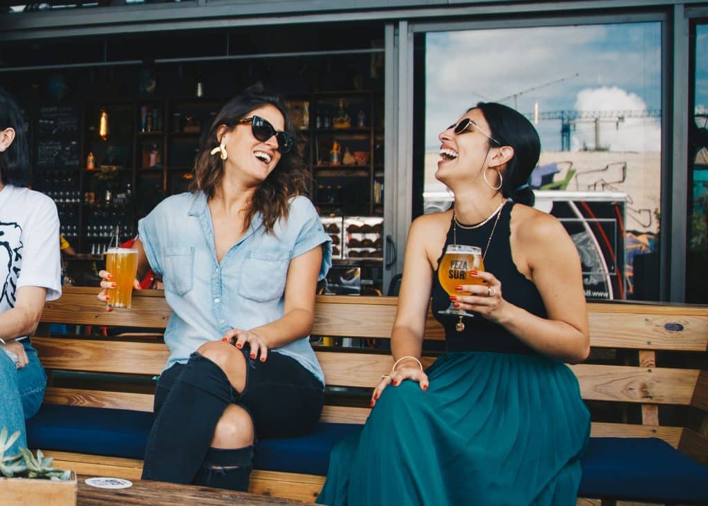 Duas amigas bebendo cerveja