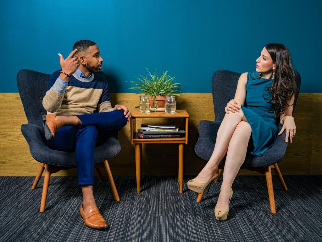 Homem e mulher sentados conversando