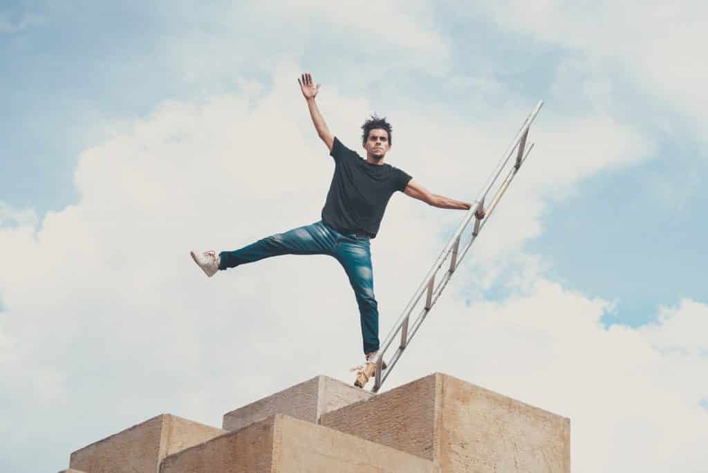 Homem se equilibrando em uma escada