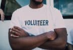 Homem negro usando camiseta escrito "volunteer".