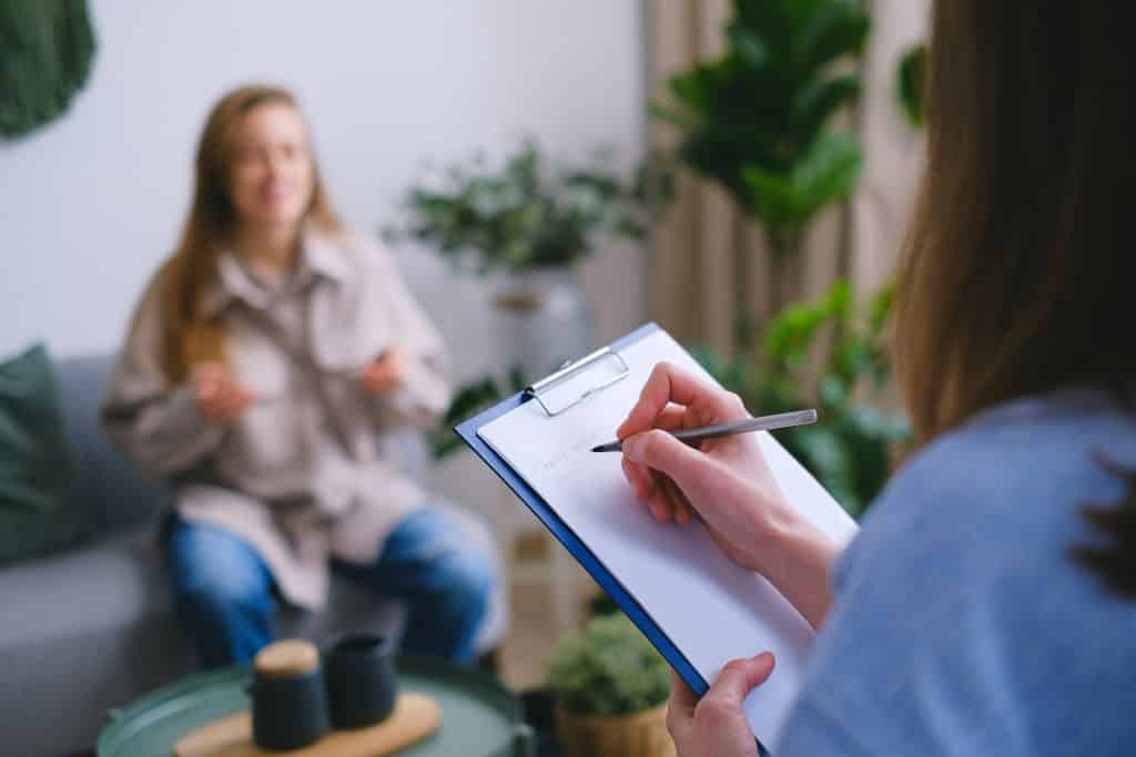 Terapeuta atendendo sua paciente