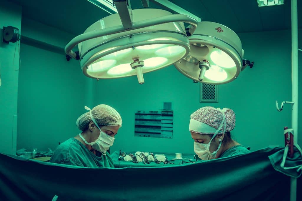 Sala de cirurgia com duas enfermeiras