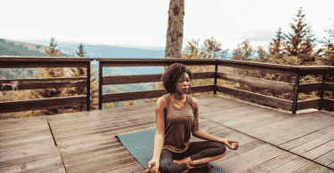 mulher meditando no terraço