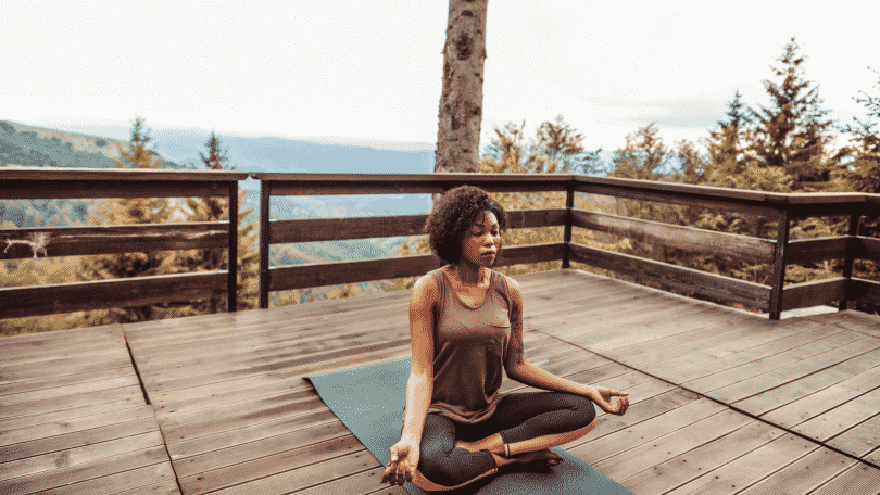 mulher meditando no terraço