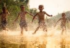 Meninos brincando em um lago.