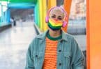 Mulher usando máscara colorida da bandeira LGBTQIA+