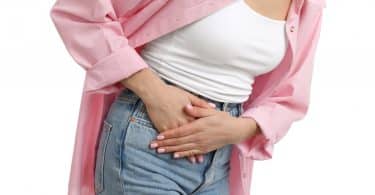 Mulher com inflamação de apendicite em fundo branco