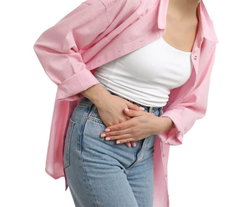 Mulher com inflamação de apendicite em fundo branco