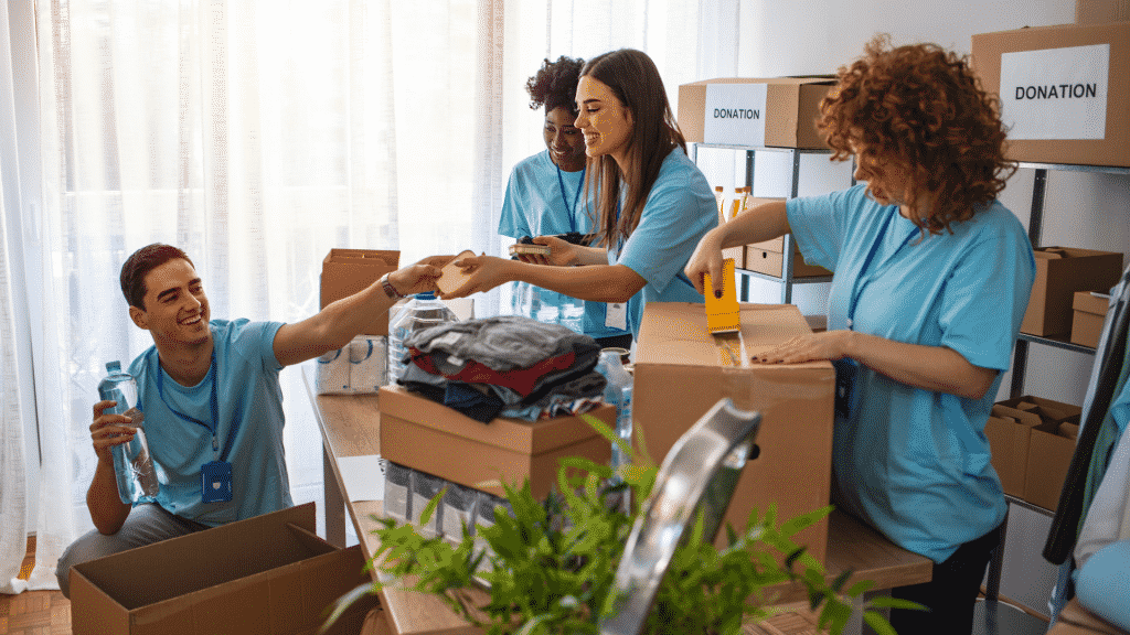 Voluntários trabalhando juntos empacotando doações