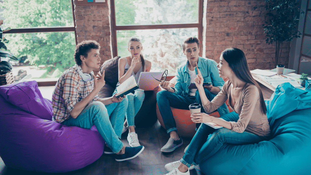 Grupo de amigos discutindo na sala