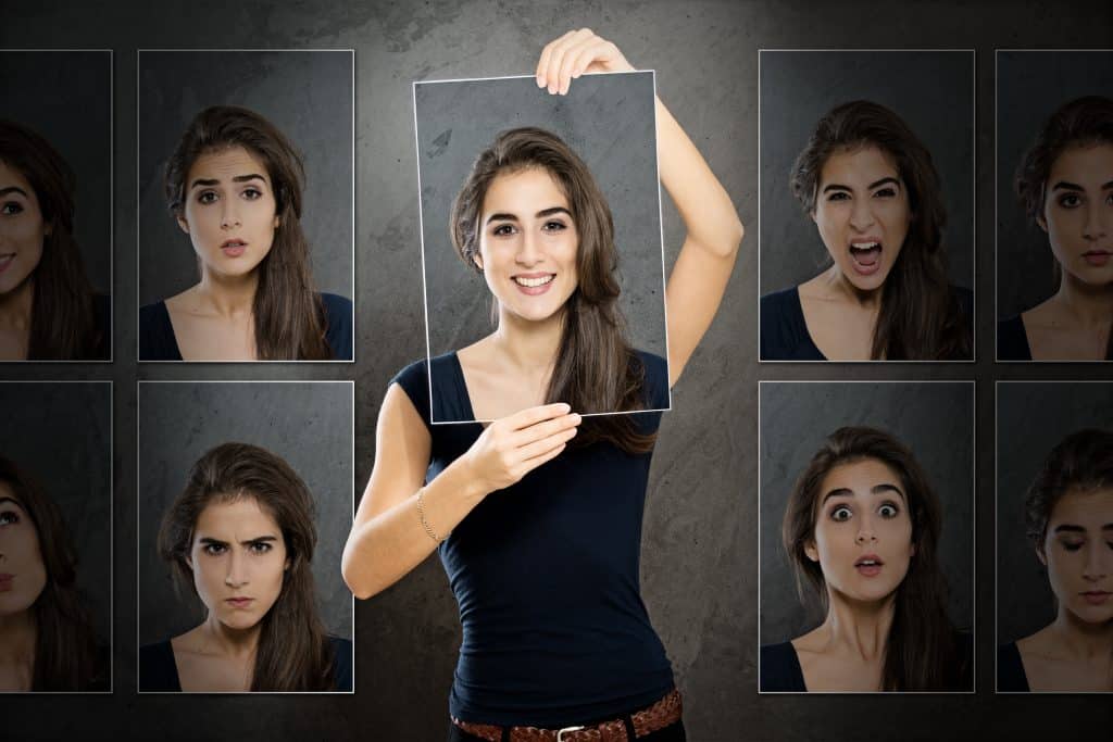 Mulher usando fotografias do seu rosto para expressar suas personalidades