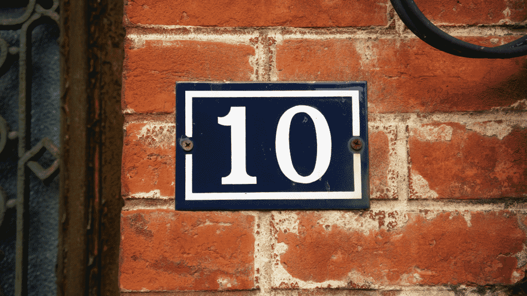 Placa azul no muro de uma casa com o número 10