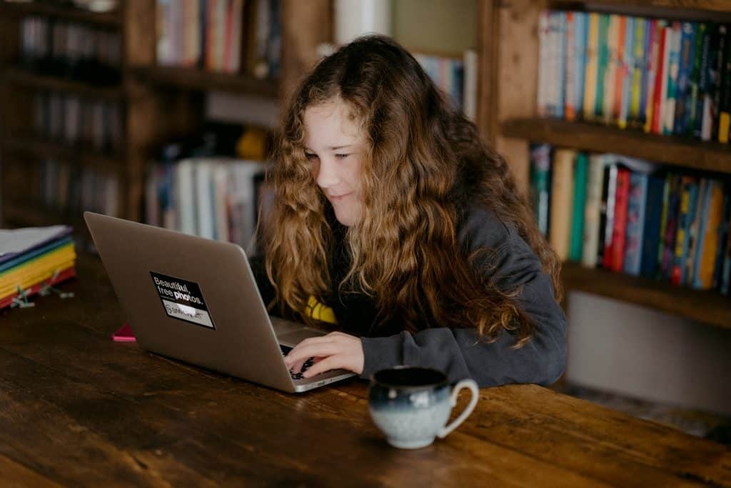 Menina estudando em um notebook.